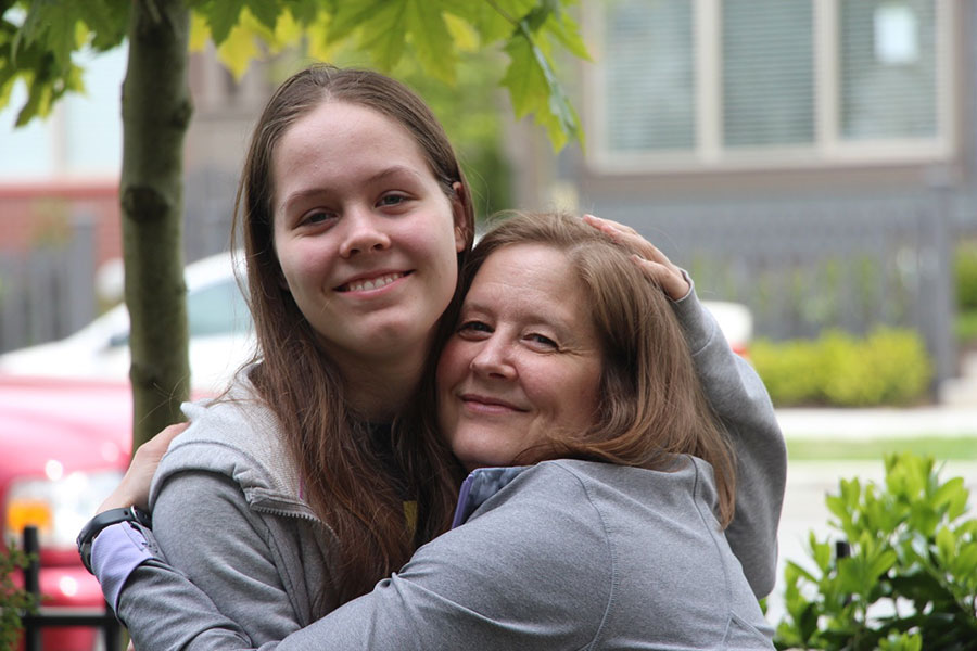A lymphangioleiomyomatosis (LAM) patient hugs her daughter.
